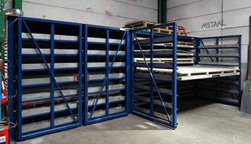 Saving on loading area thanks to the retractable drawers and rotating doors