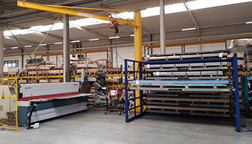 Horizontal storage rack close to machine for fast transport of sheets with jib crane
